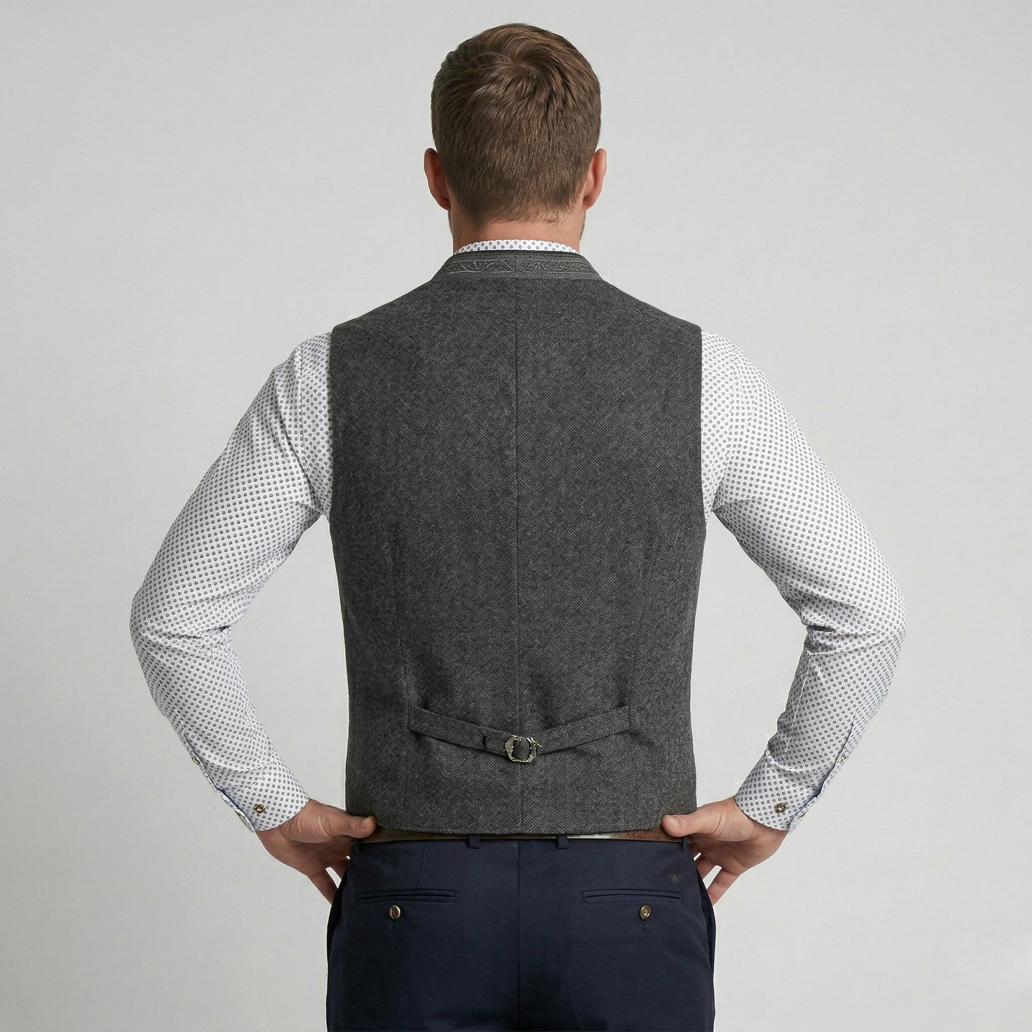 Elegantní pánská trachtová vesta v šedé barvě s klasickým designem a čistým výrazem pro slavnostní i každodenní nošení