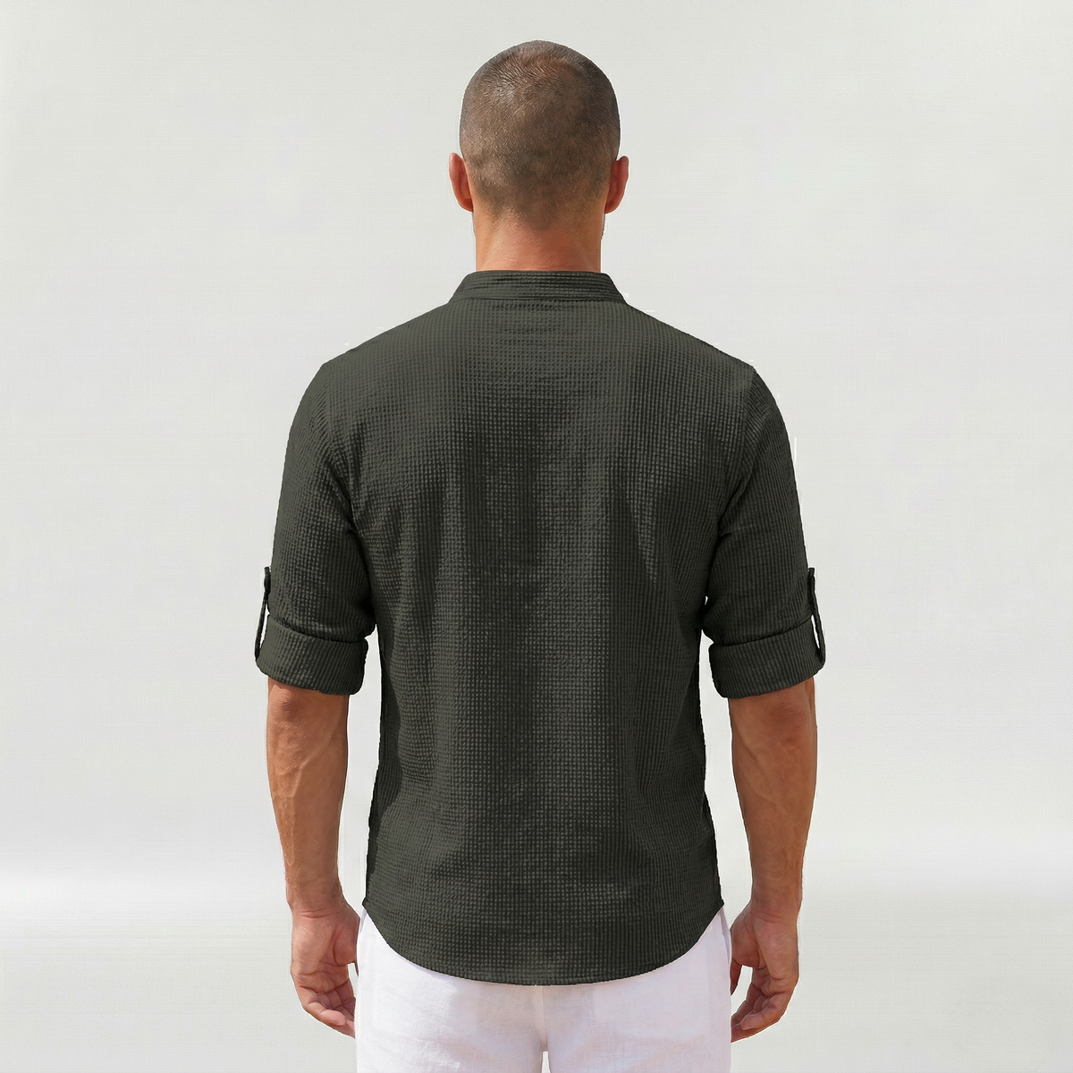 Long-sleeved men's shirt with half-button closure for everyday wear