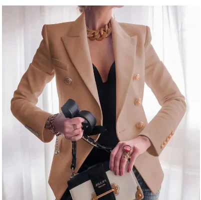 Blazer femme à double boutonnage blanc avec boutons dorés, coupe élégante en polyester.