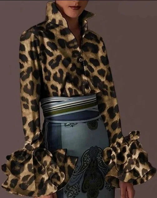 Blouse femme léopard, en tissu léger, avec manches volantées modernes et coupe intemporelle.