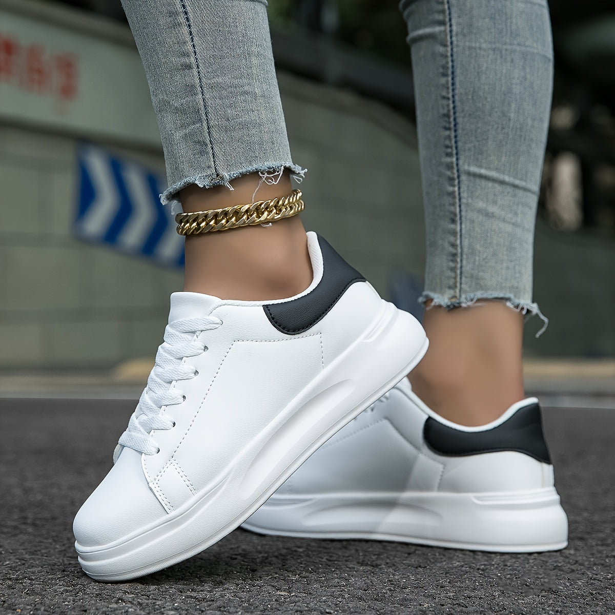 Κλασικά λευκά δερμάτινα sneakers για γυναίκες