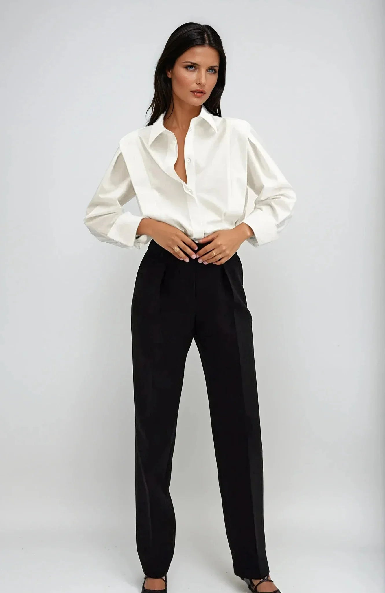 Chemise carrée blanche pour femme avec plusieurs boutons, en coton doux, coupe confortable.