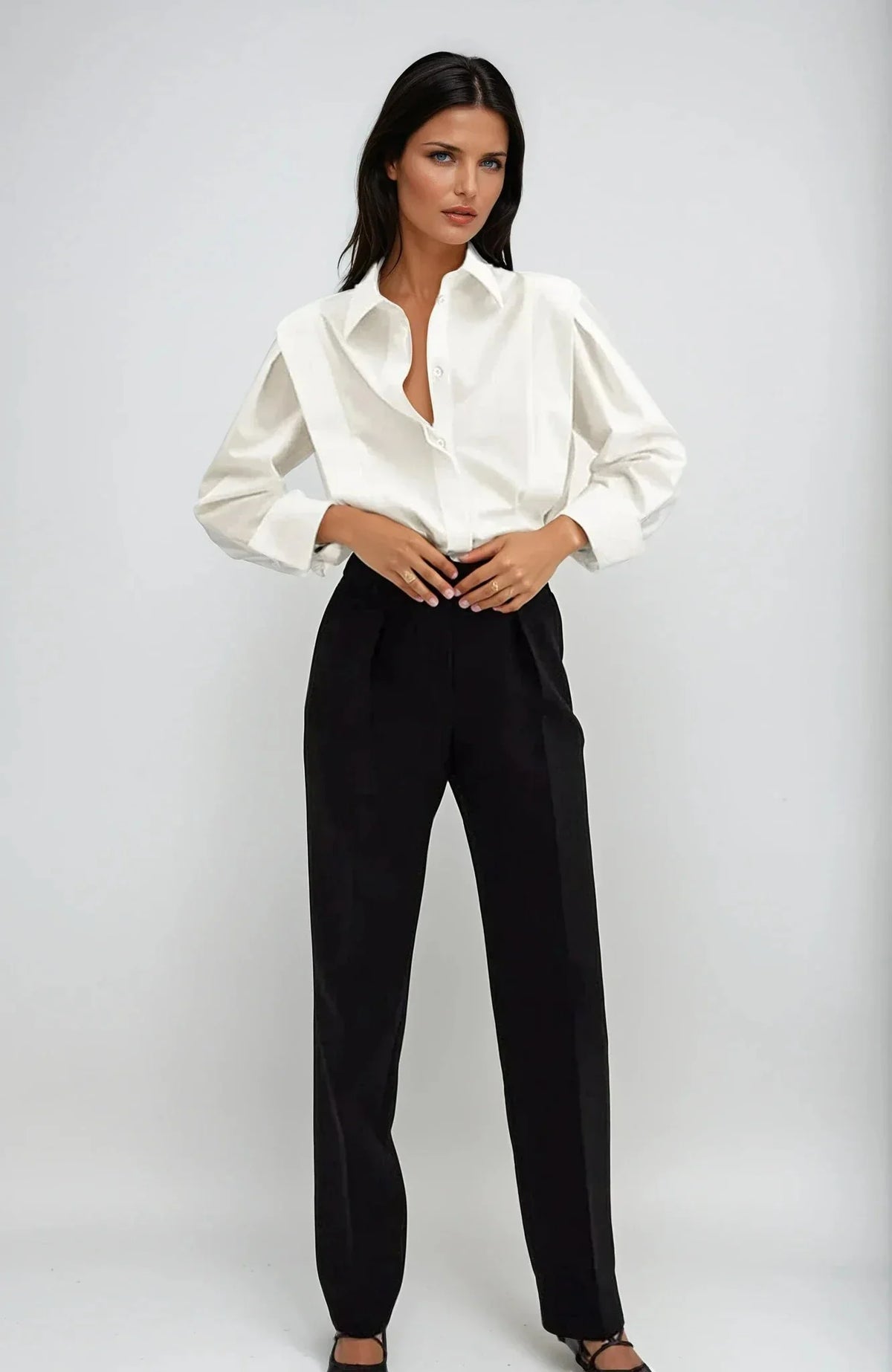 Chemise carrée blanche pour femme avec plusieurs boutons, en coton doux, coupe confortable.