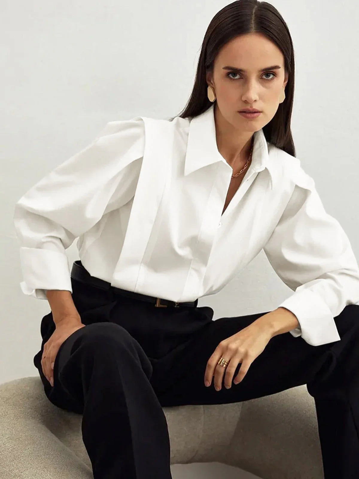 Chemise carrée noire pour femme avec plusieurs boutons, en tissu léger, adaptée pour un usage quotidien.
