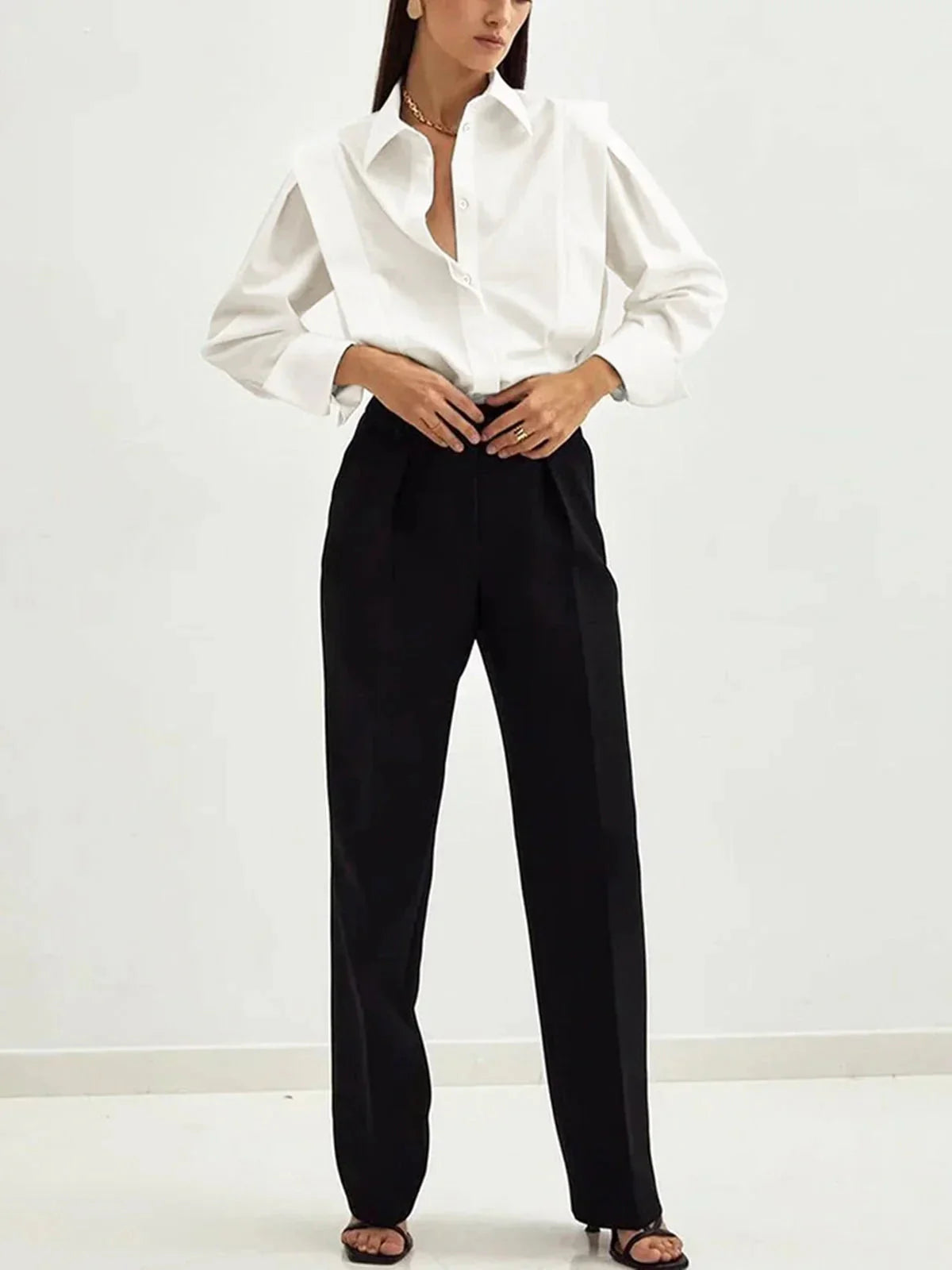 Chemise carrée noire pour femme en coton léger avec plusieurs boutons et coupe moderne.
