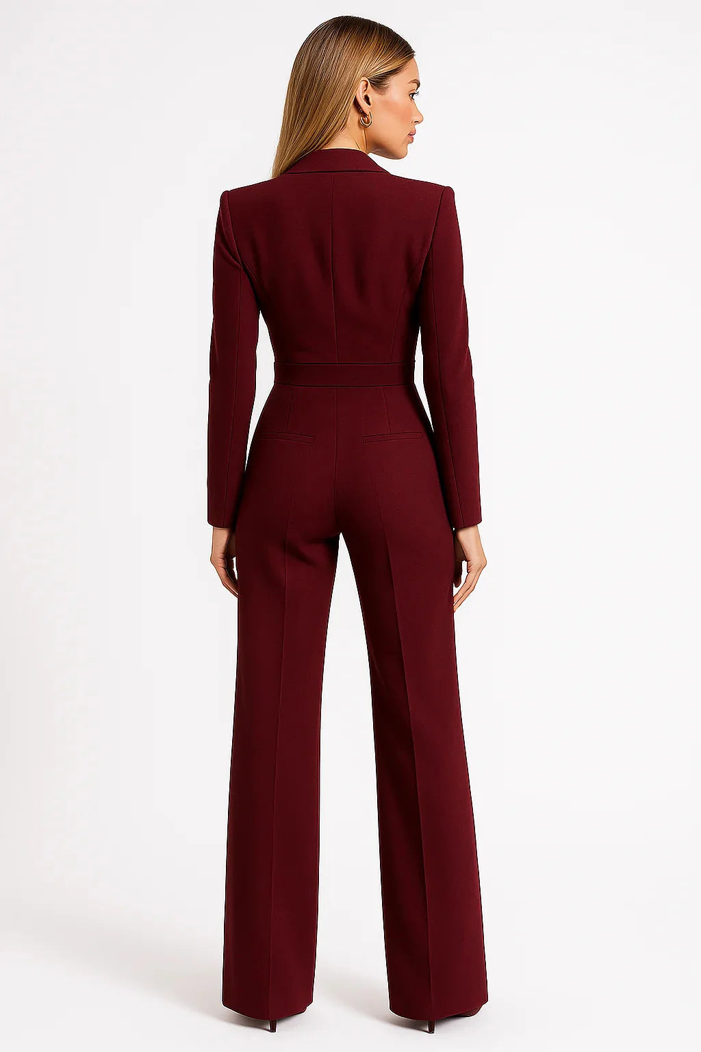 Combinaison femme blanche col en V, jambes larges, en tissu léger et respirant.