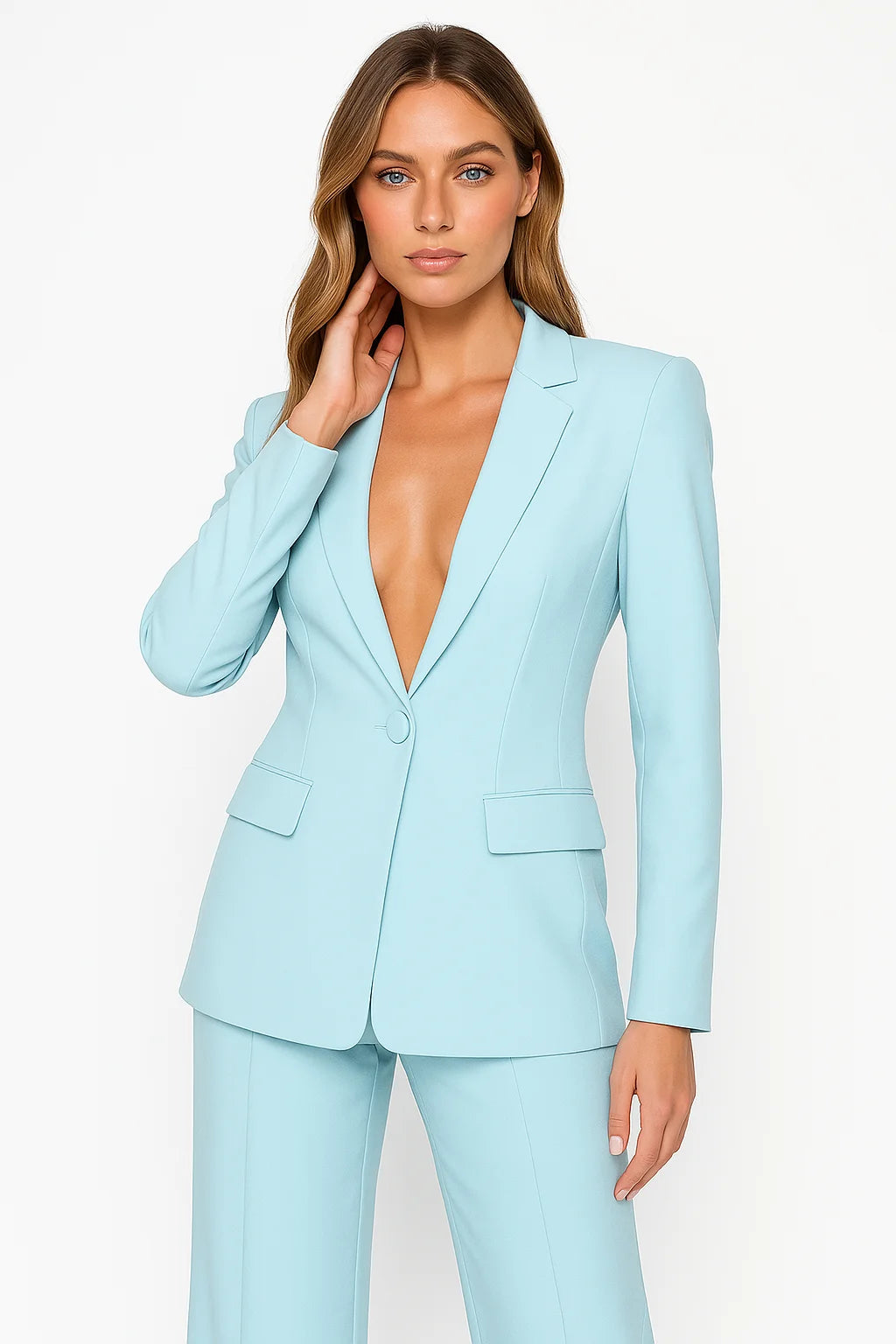 Ensemble blazer et pantalon bleu pour femme en mélange de coton léger, avec coupe moderne et détails simples.