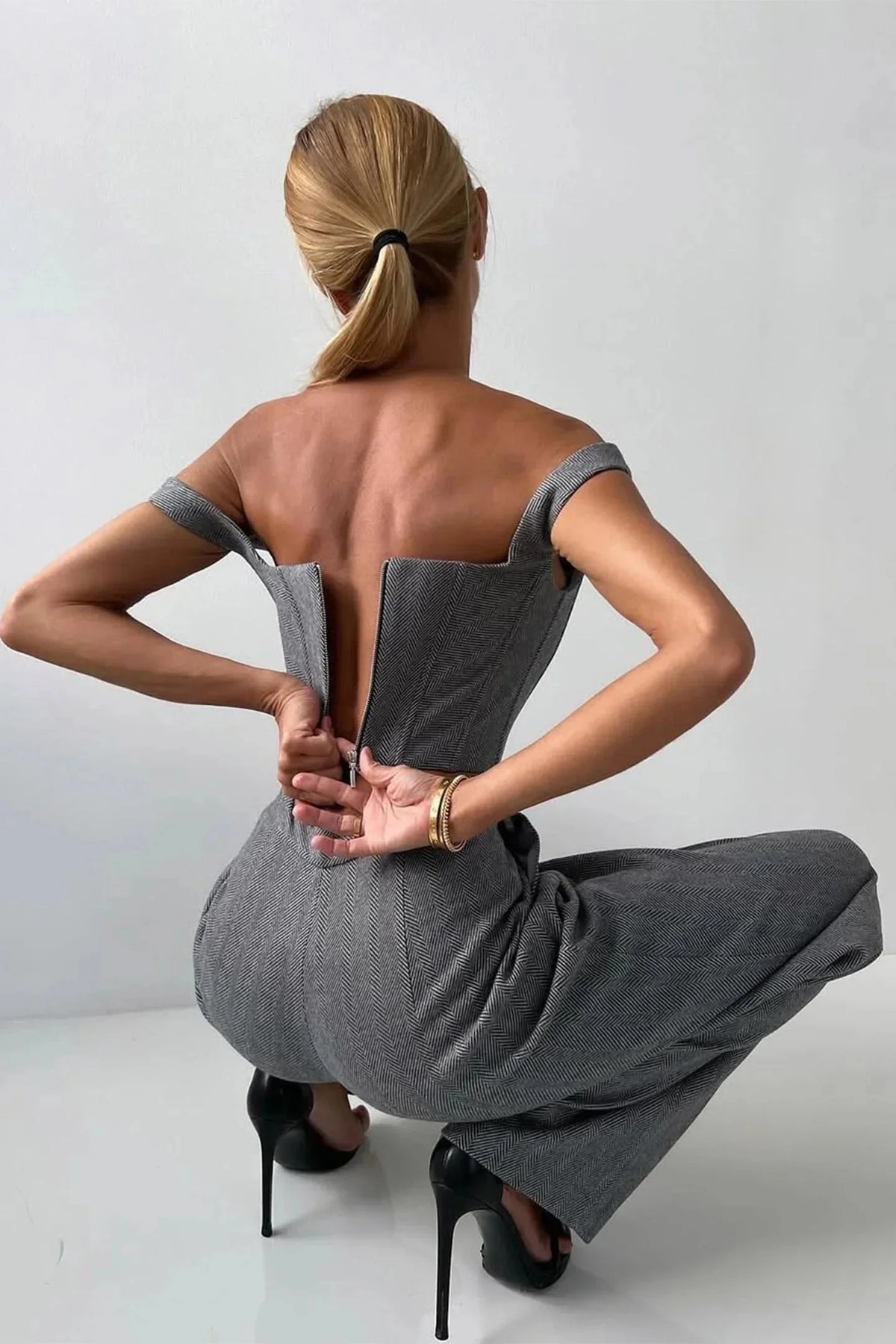 Ensemble trois pièces pour femme, cintré, avec haut ajusté en tissu doux, couleur rose.