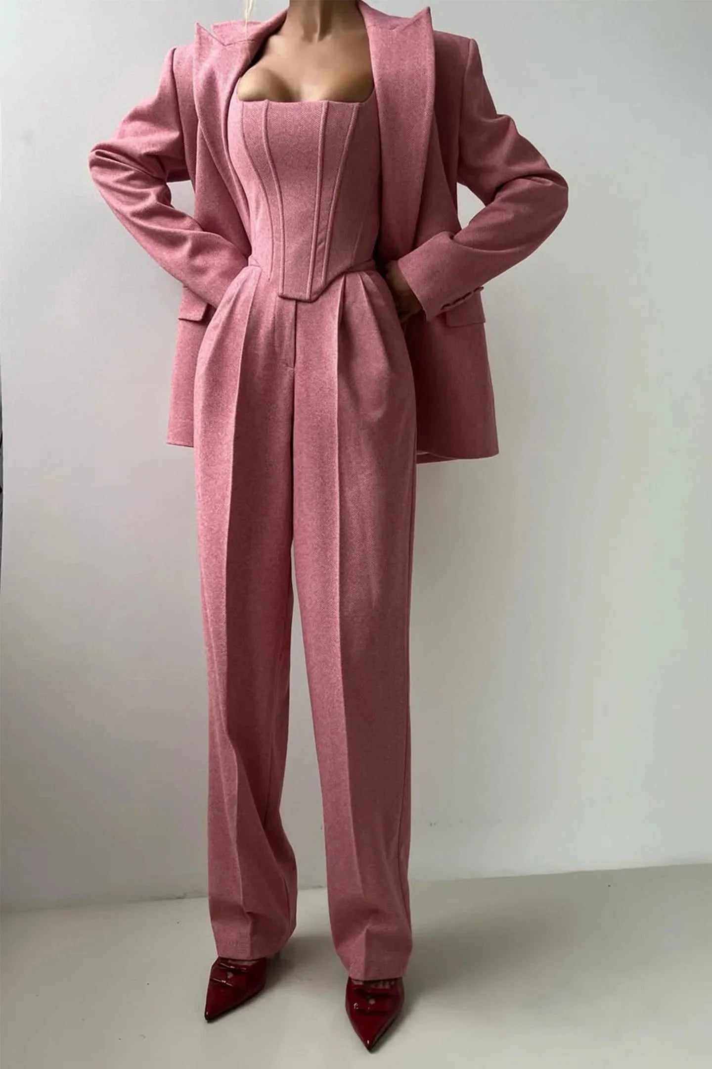Ensemble trois pièces avec haut ajusté, en tissu doux, coupe élégante, couleur noire.