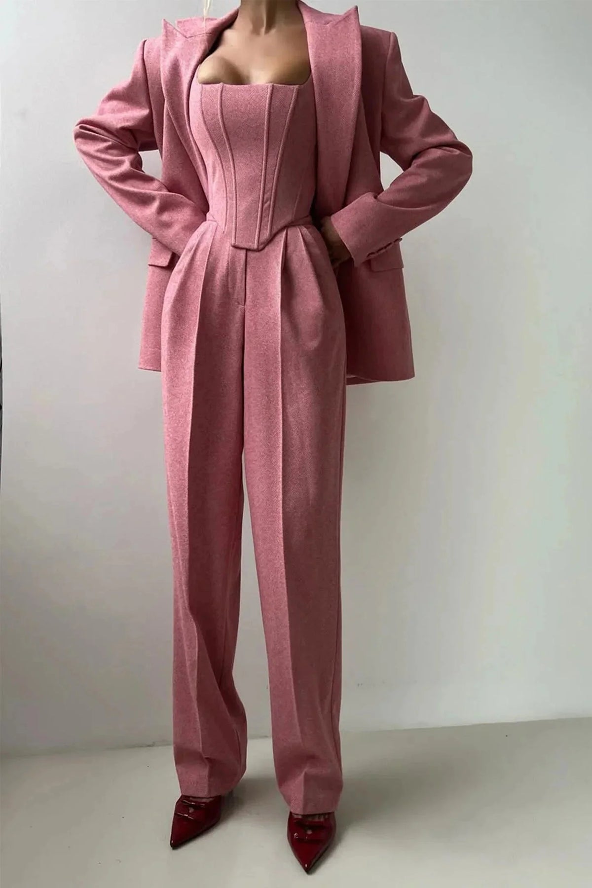 Ensemble trois pièces avec haut ajusté, en tissu doux, coupe élégante, couleur noire.