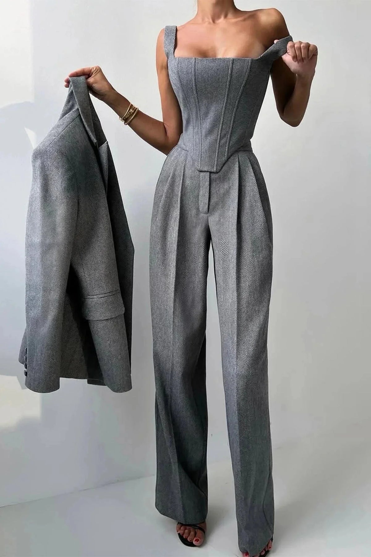 Ensemble trois pièces pour femme, cintré avec haut ajusté en tissu élastique.