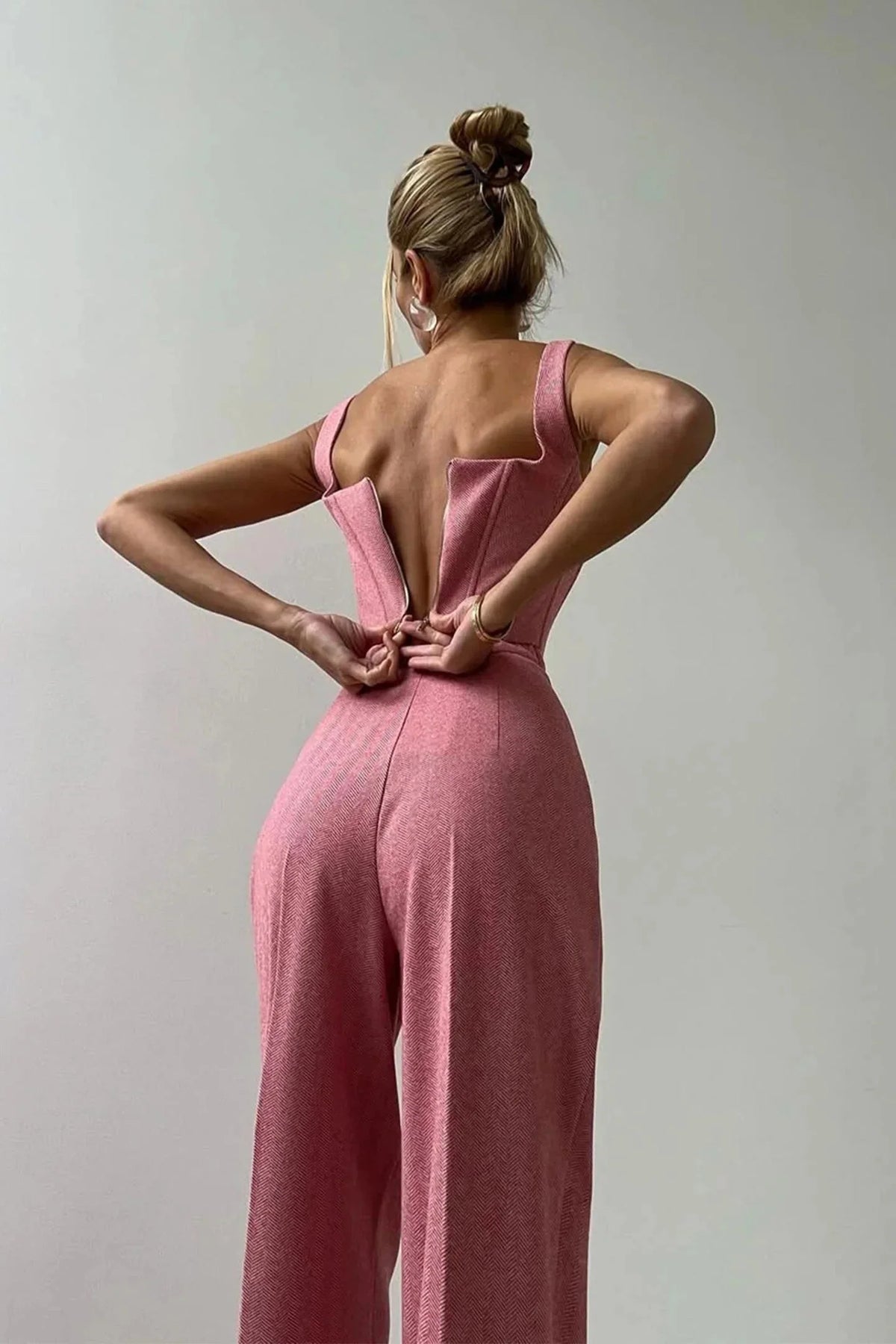 Ensemble femme trois pièces cintré, composé d'un haut ajusté, d'un rock et d'un blazer en tissu doux.