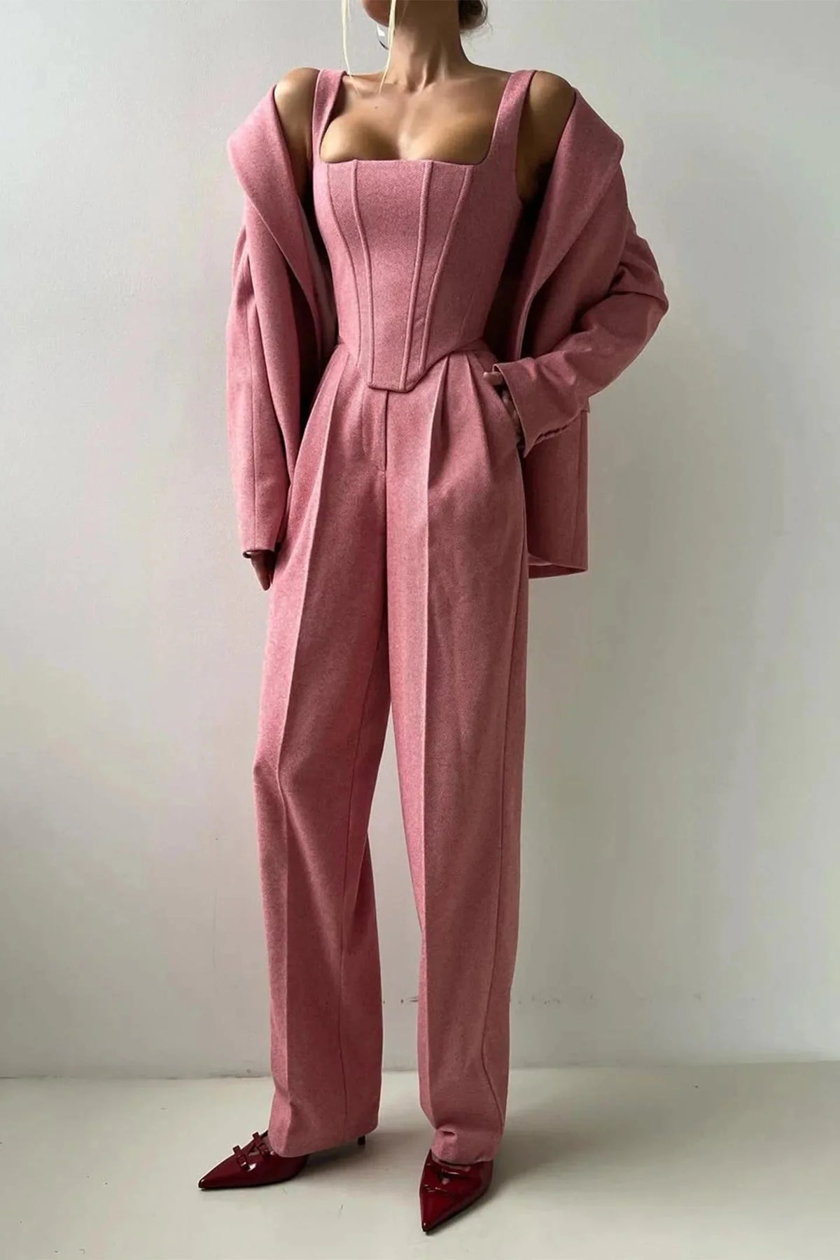 Ensemble femme trois pièces en tissu élastique avec haut ajusté et coupe élégante, adapté à diverses occasions.