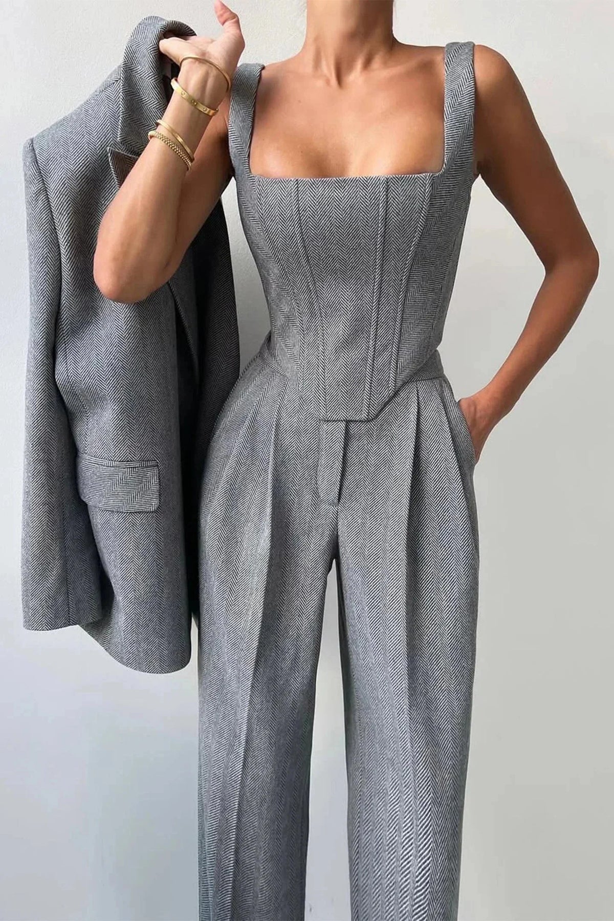 Ensemble femme trois pièces en coton, cintré avec haut ajusté et jupe assortie. Couleur : gris.