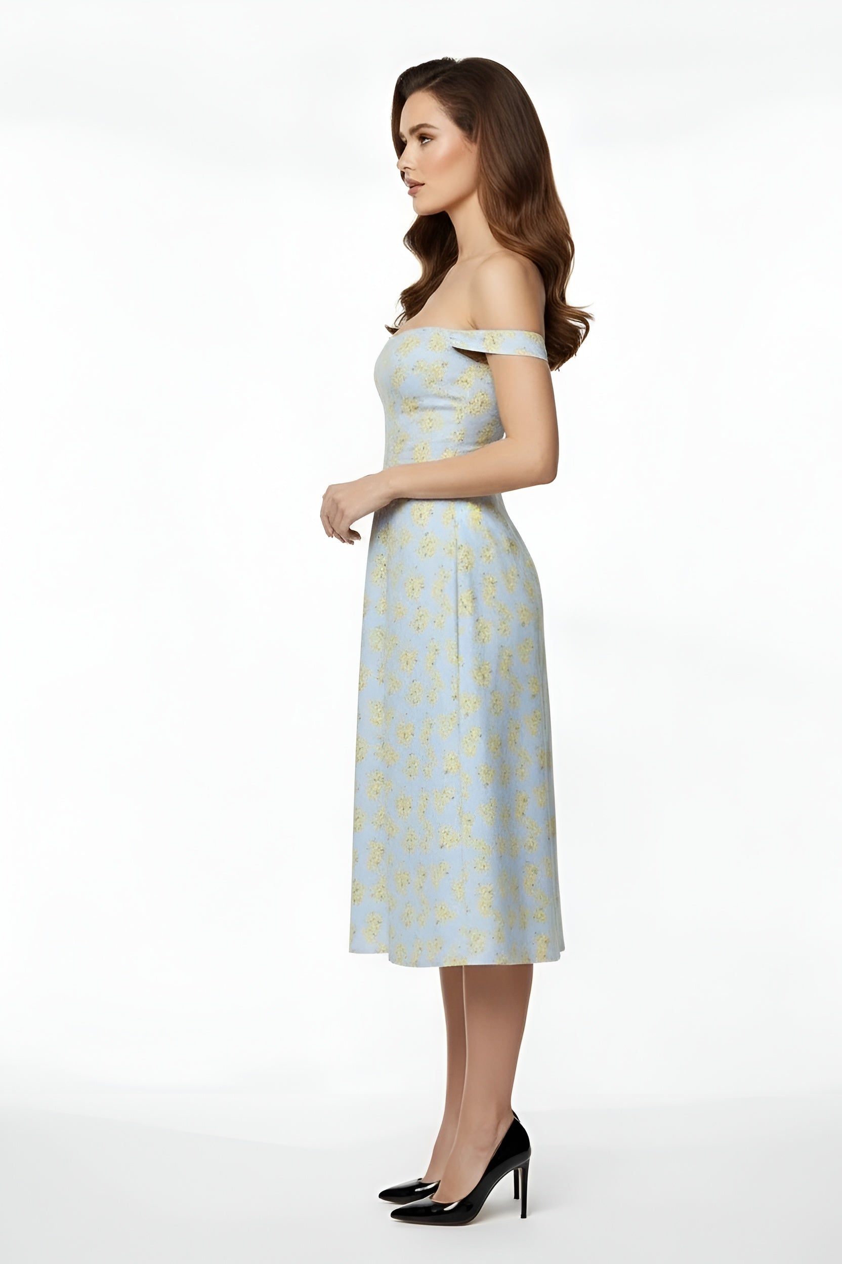 Abito midi elegante da donna con spalle scoperte, spacco e vestibilità aderente