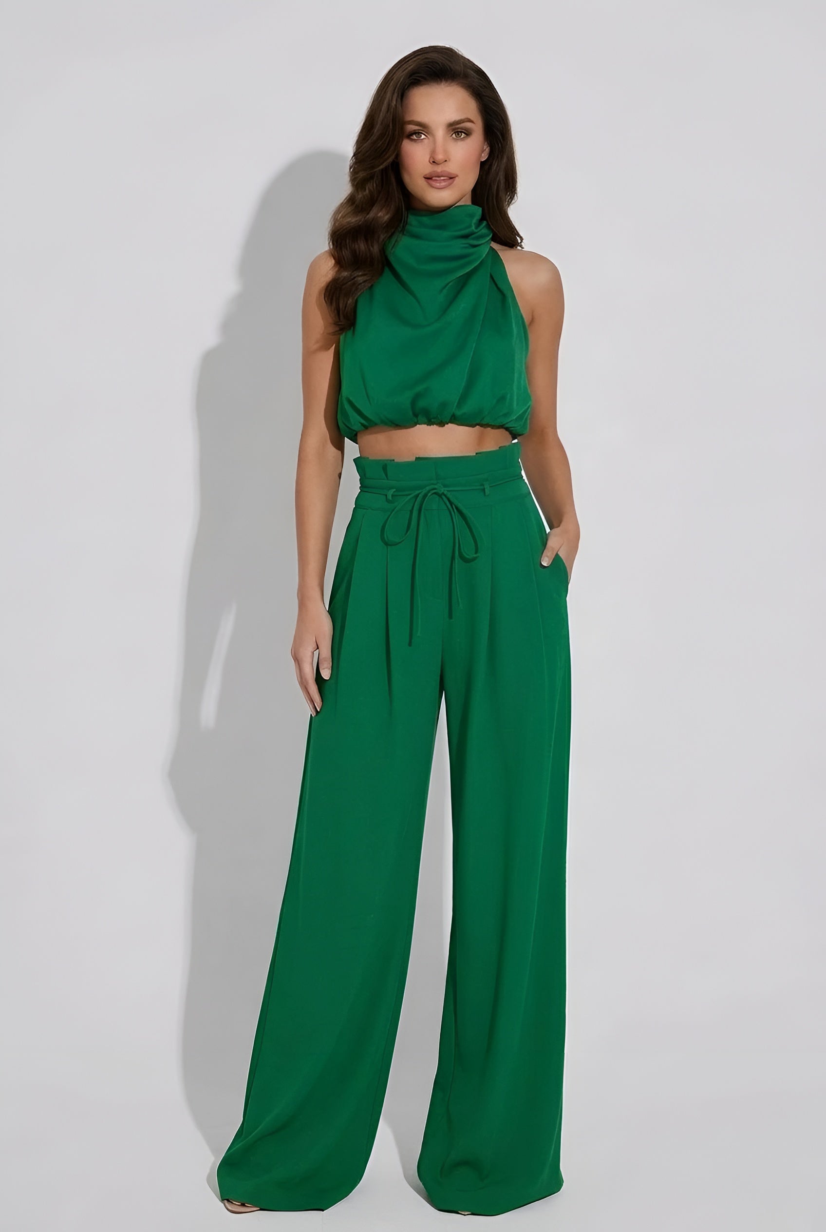 Dámský crop top s halter výstřihem a široké kalhoty s vysokým pasem sada