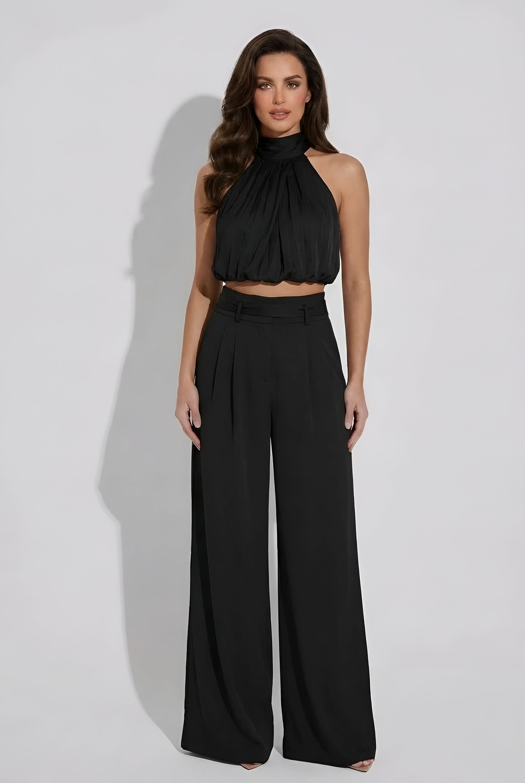 Dámský crop top s halter výstřihem a široké kalhoty s vysokým pasem sada