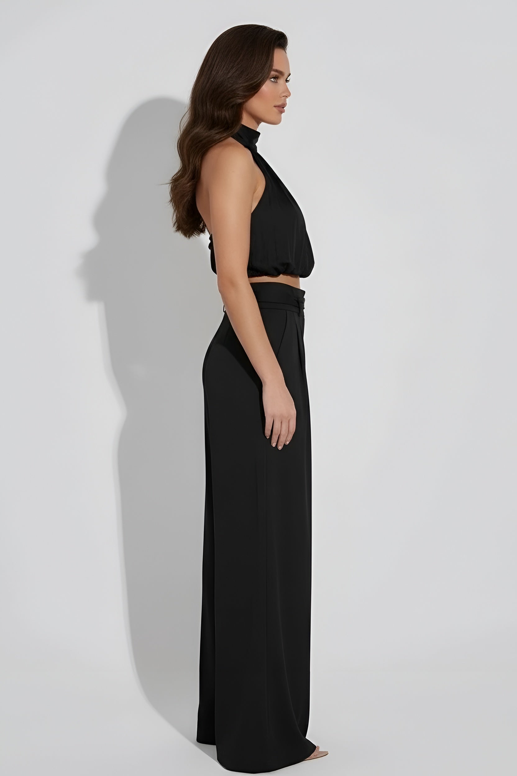 Dámský crop top s halter výstřihem a široké kalhoty s vysokým pasem sada