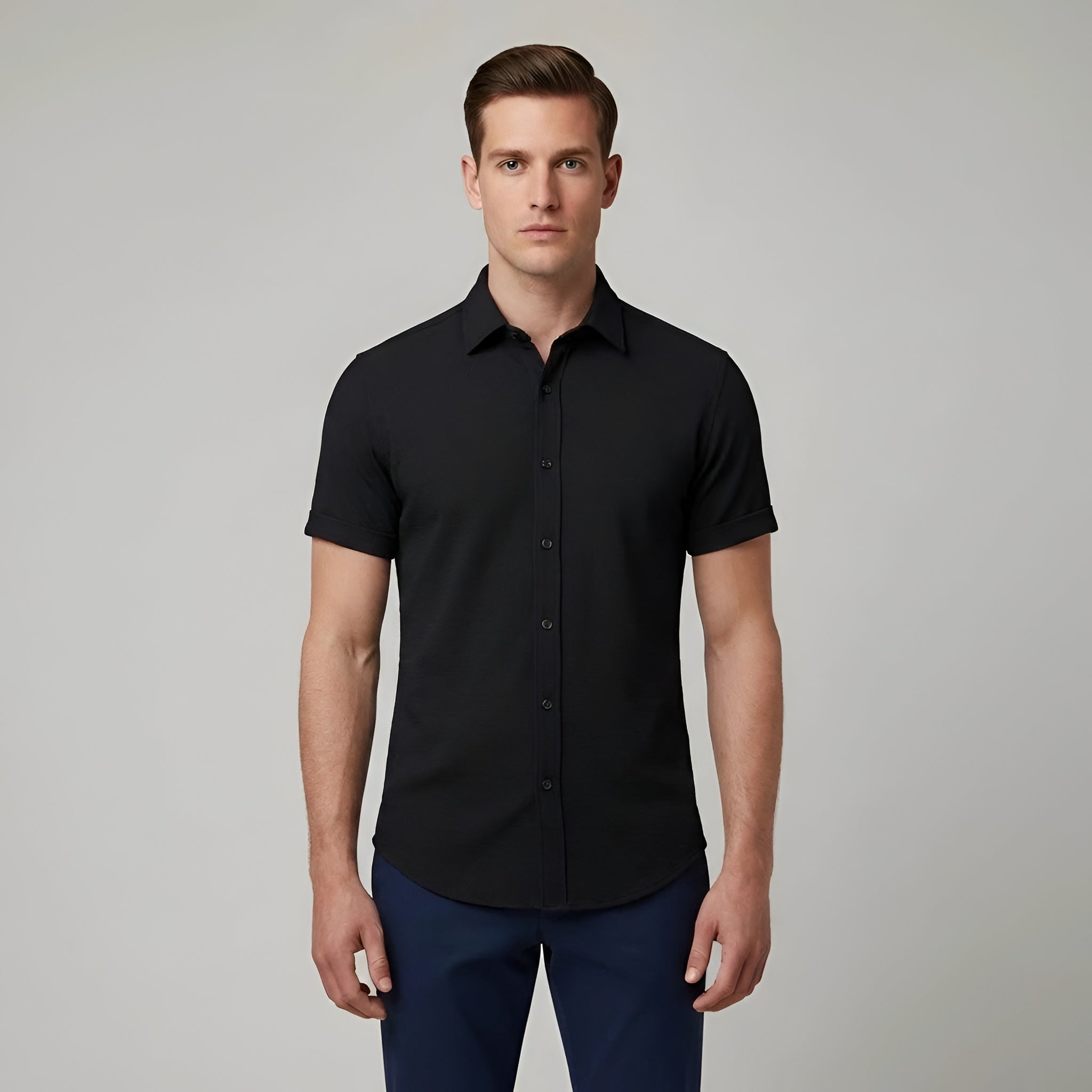 Chemise homme à manches courtes en coton avec une coupe légère et respirante pour l'été et un usage quotidien