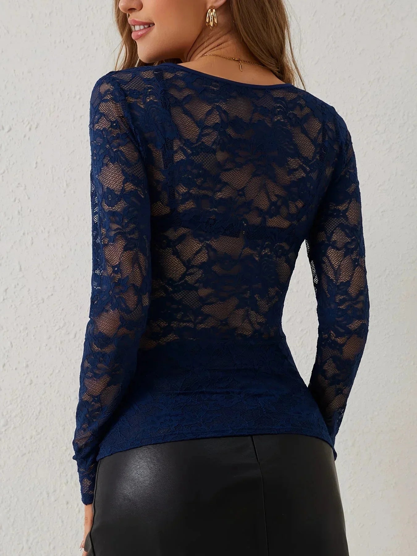 Haut en dentelle rouge foncé, manches longues, col V, conçu pour les occasions spéciales.