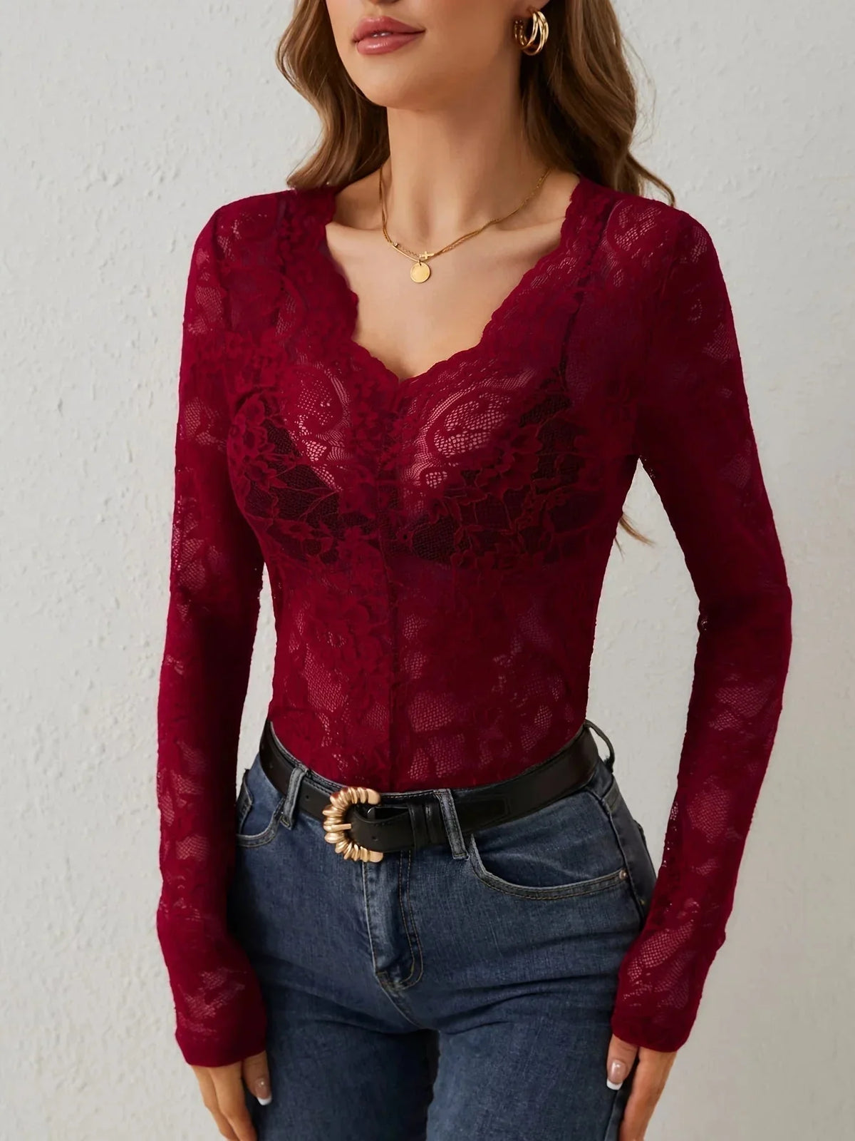 Haut en dentelle rouge foncé, manches longues, col V, design élégant pour occasions spéciales.