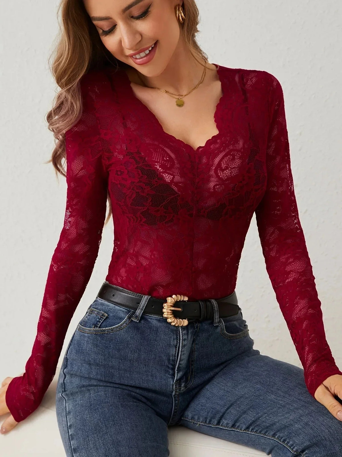 Haut en dentelle rouge foncé, manches longues, col V, design féminin.
