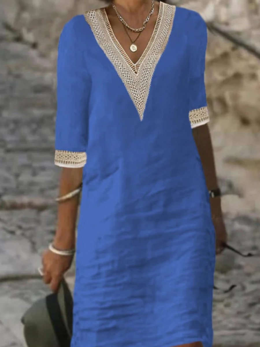 Relaxed dress in linen blend with V-neckline and lace trim