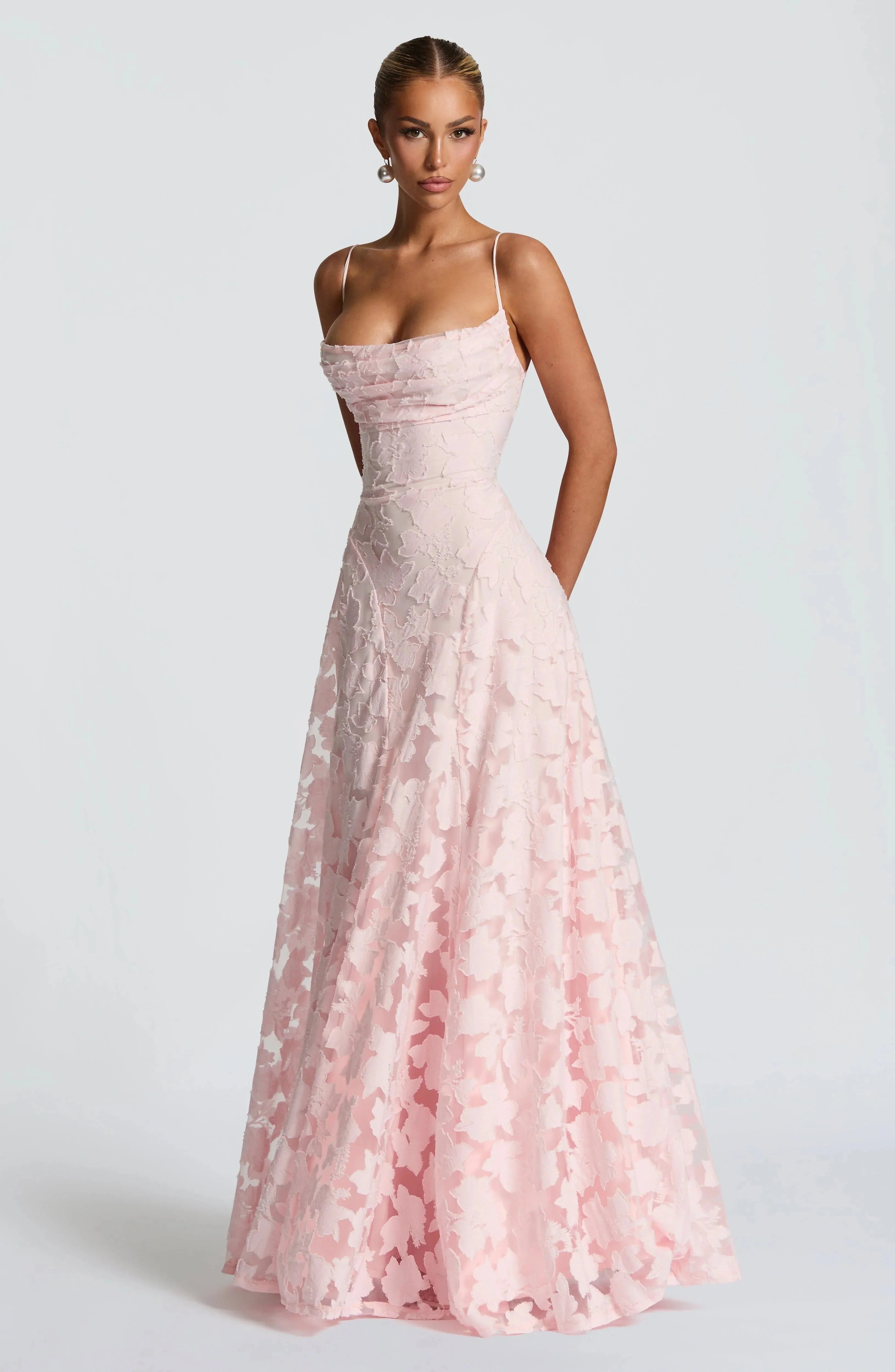 Robe longue femme à bretelles fines, en coton léger avec motifs floraux sur fond pastel, idéale pour les journées…