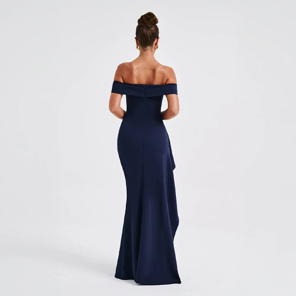 Robe longue en tissu léger, épaules dénudées, fente latérale, idéale pour les occasions estivales.