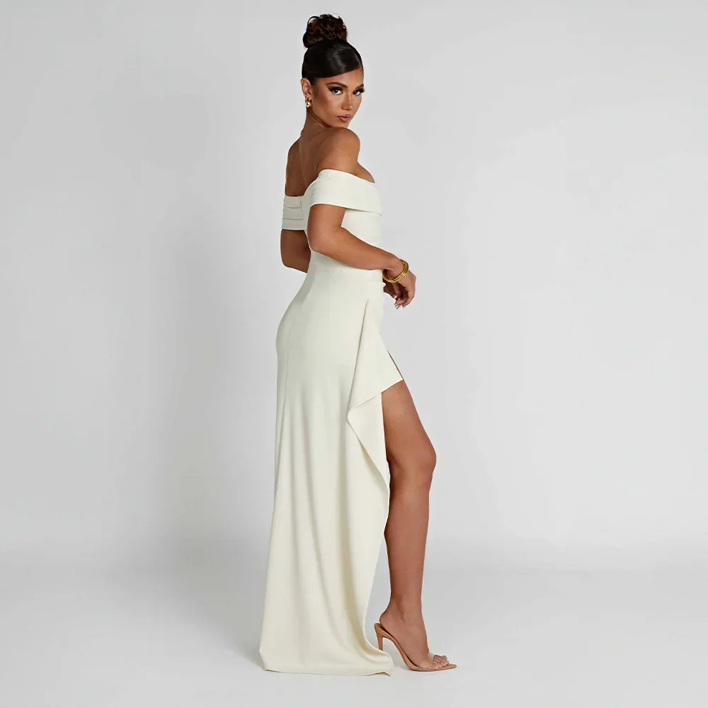 Robe longue pour femme en tissu léger, avec épaules dénudées et fente élégante, idéale pour les occasions estivales.