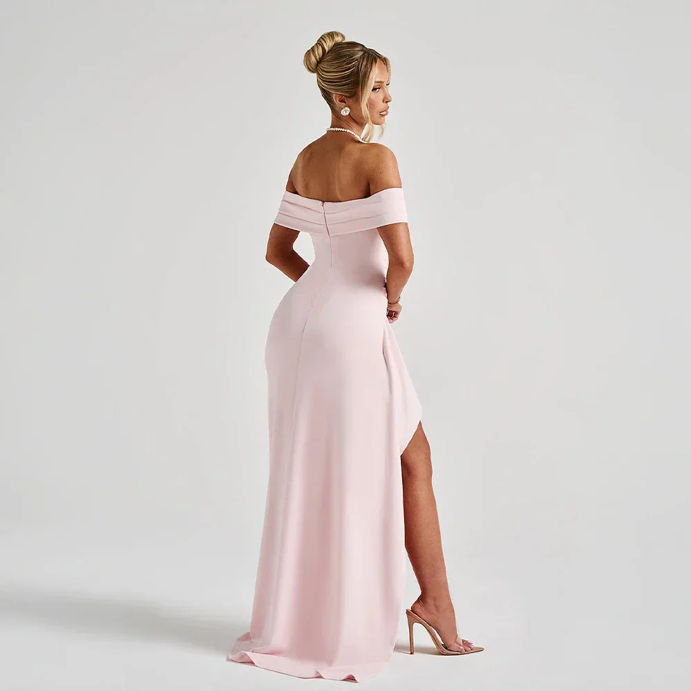 Robe longue femme en tissu léger, design avec épaules dénudées et fente élégante pour un look raffiné et féminin.