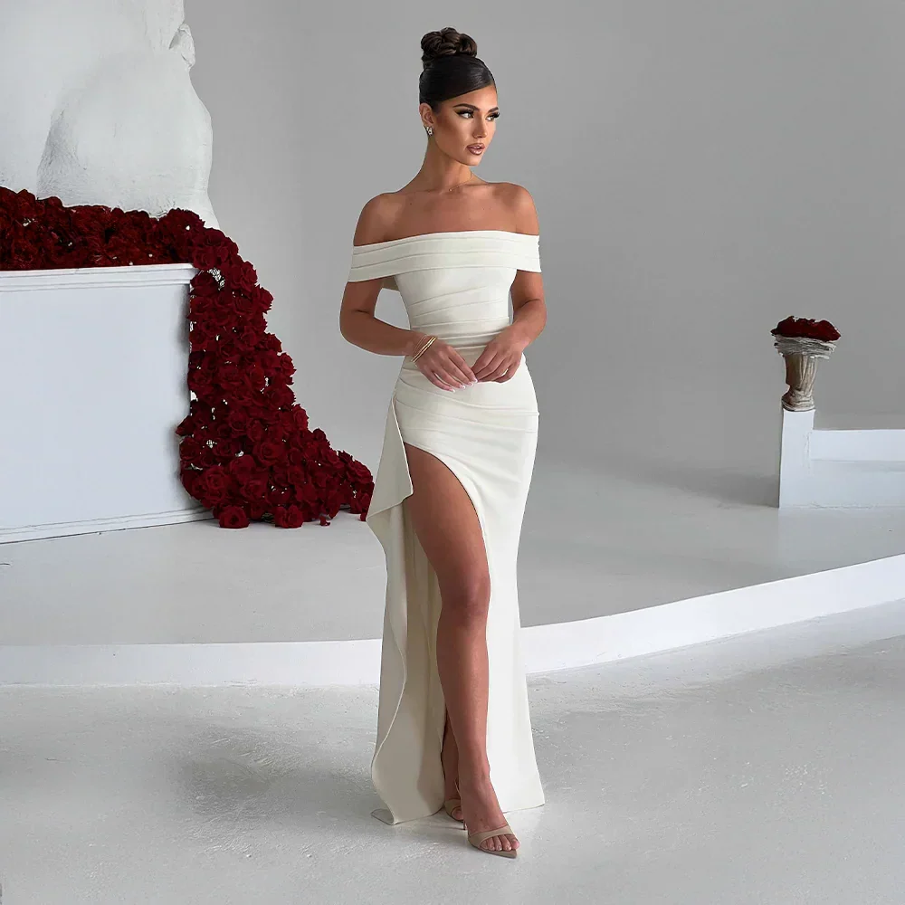 Robe longue femme en tissu léger, épaules dénudées, fente élégante pour plus de mouvement et de confort.