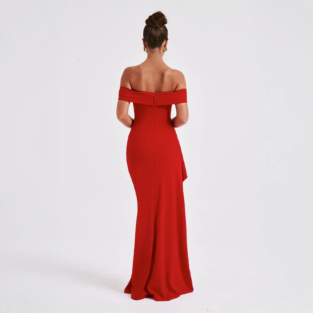 Robe longue en tissu léger, épaules dénudées, fente élégante, parfaite pour les soirées d'été.
