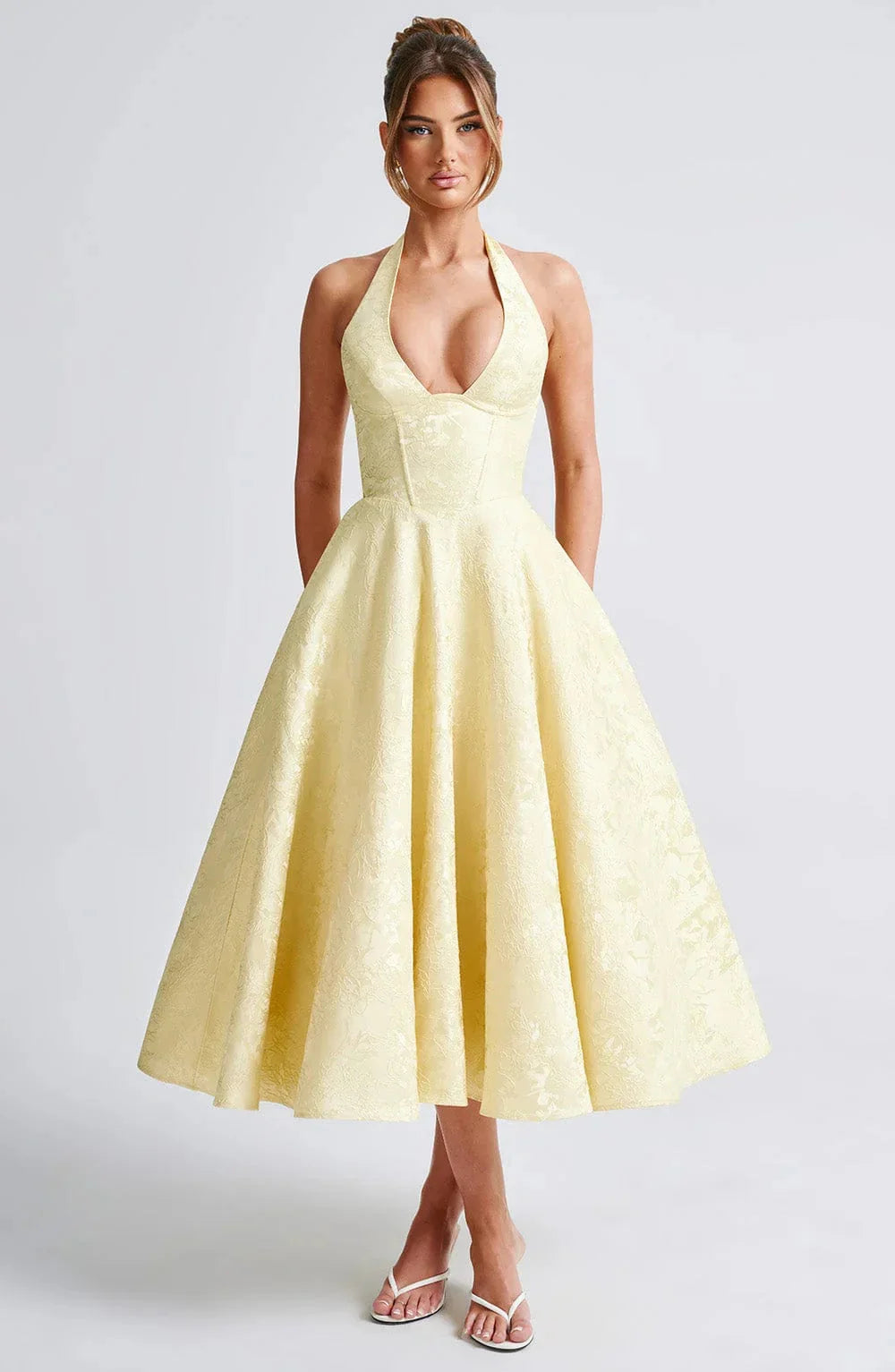 Robe midi femme en coton léger, avec dos nu et jupe évasée, idéale pour les journées ensoleillées.