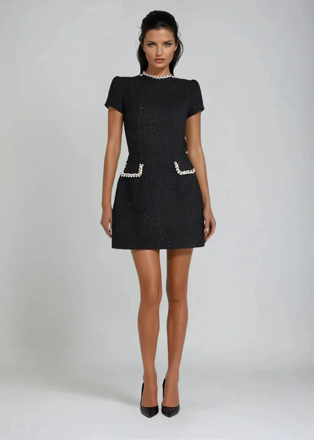 Robe courte col montant en tissu doux, ornée de perles, à manches courtes, idéale pour soirées, disponible en plusieurs…