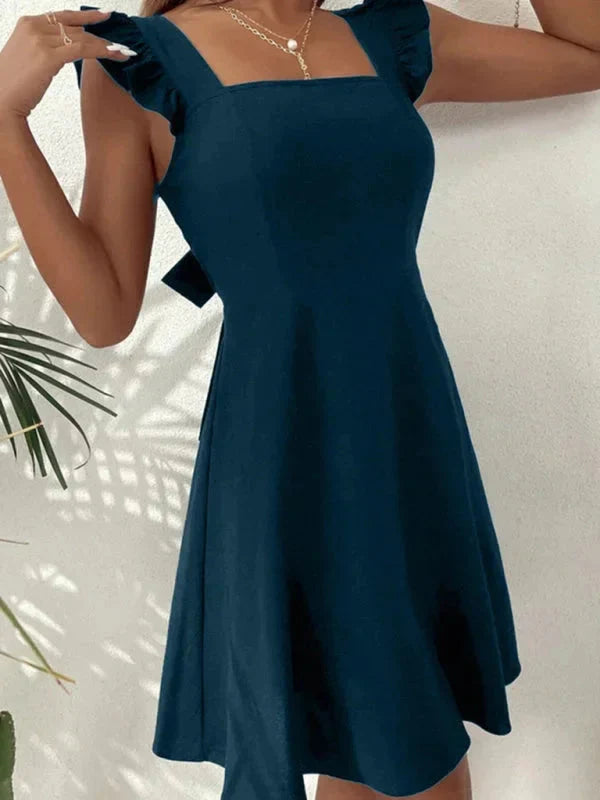 Robe courte évasée en coton léger avec volants et bretelles, parfaite pour les journées d'été, disponible en plusieurs…