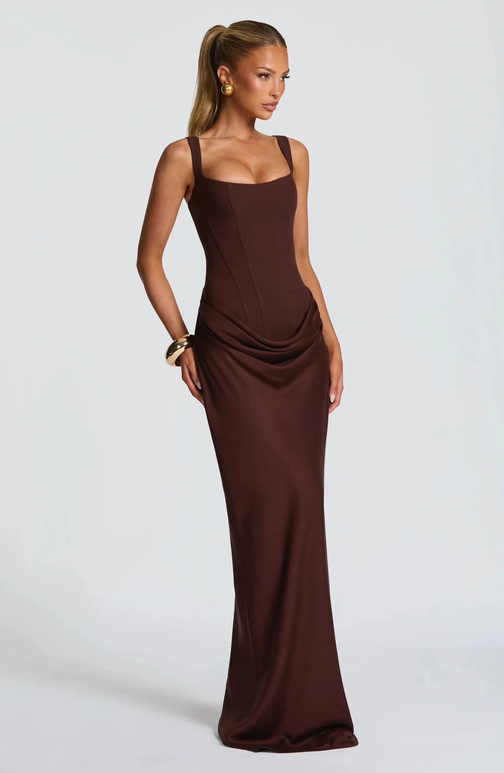 Robe moulante femme dos nu en jersey léger, silhouette ajustée et décolleté élégant, parfaite pour les soirées.