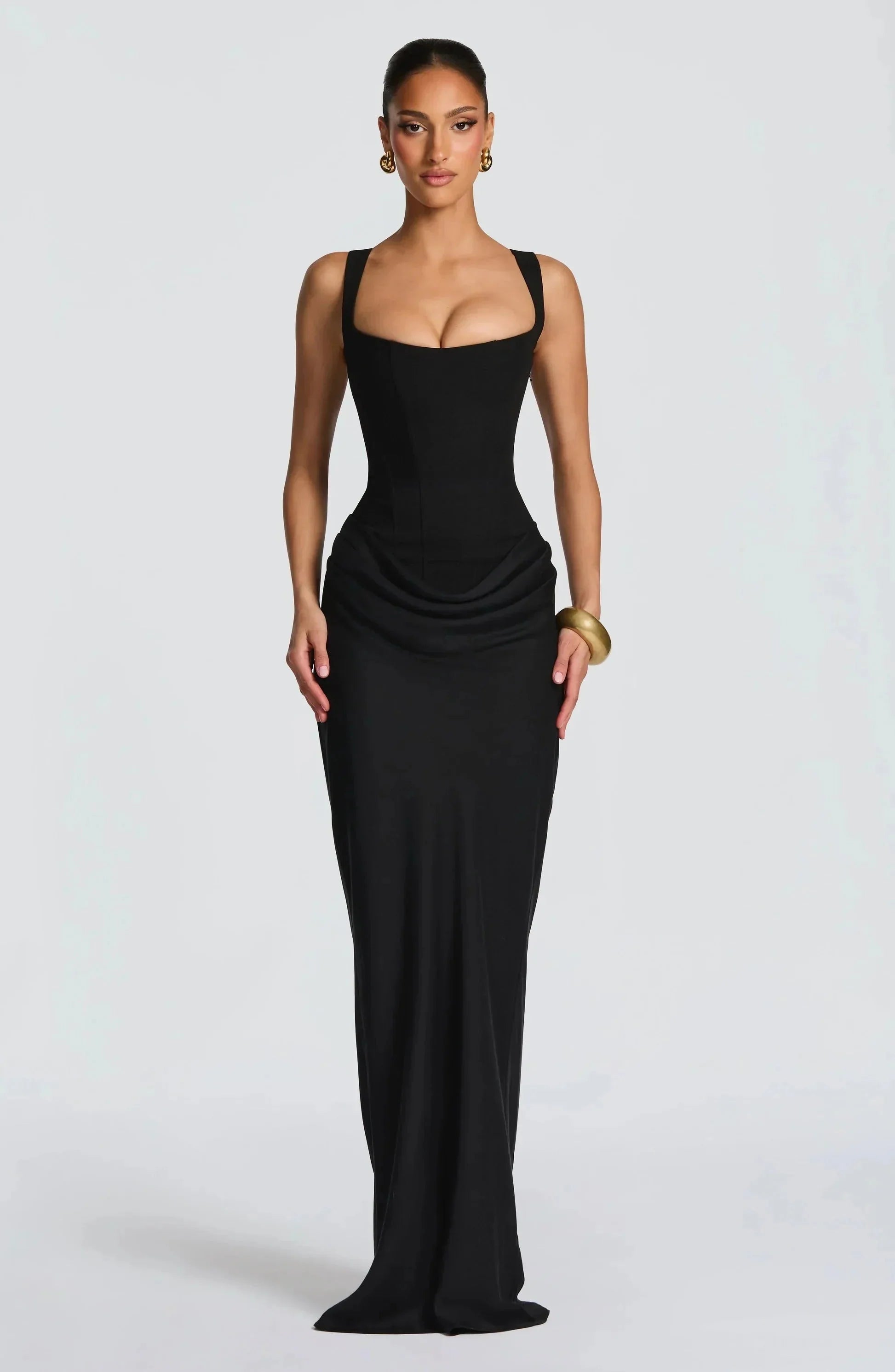 Robe moulante femme dos nu en tissu extensible, avec une coupe ajustée et une nuque dénudée pour un look élégant.