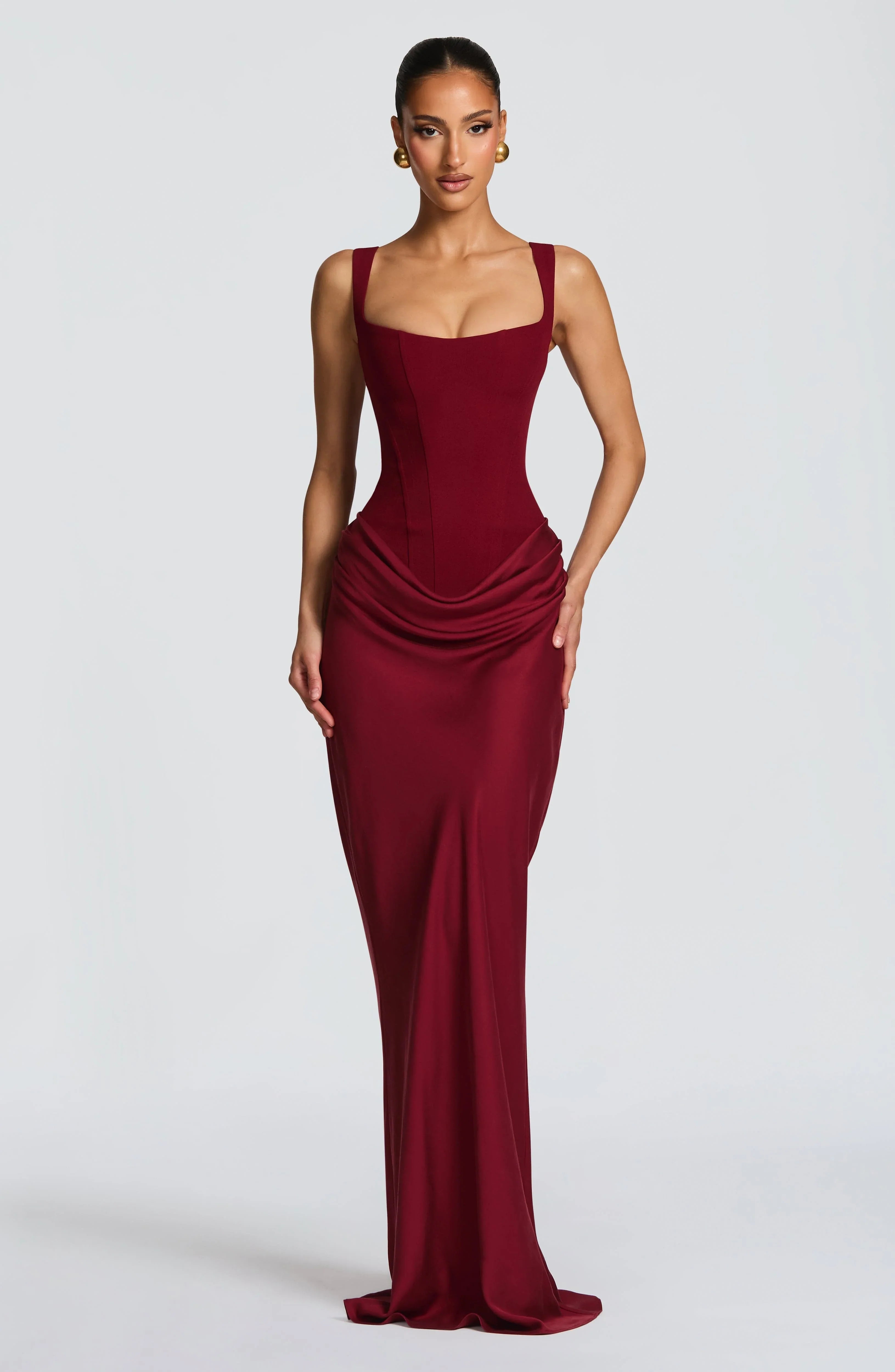 Robe moulante femme dos nu en Bourgogne, tissu stretch, coupes ajustées, design élégant avec dos ouvert pour une allure chic.
