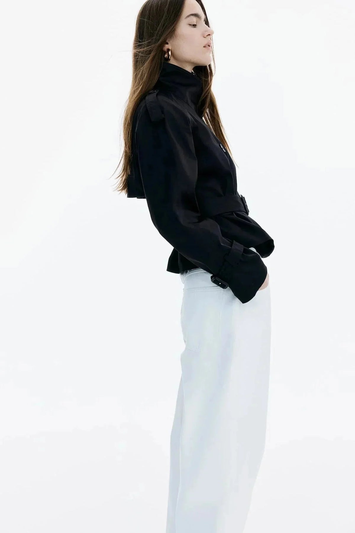 Trench-coat femme avec col montant et ceinture nouée, en tissu doux pour un style classique.