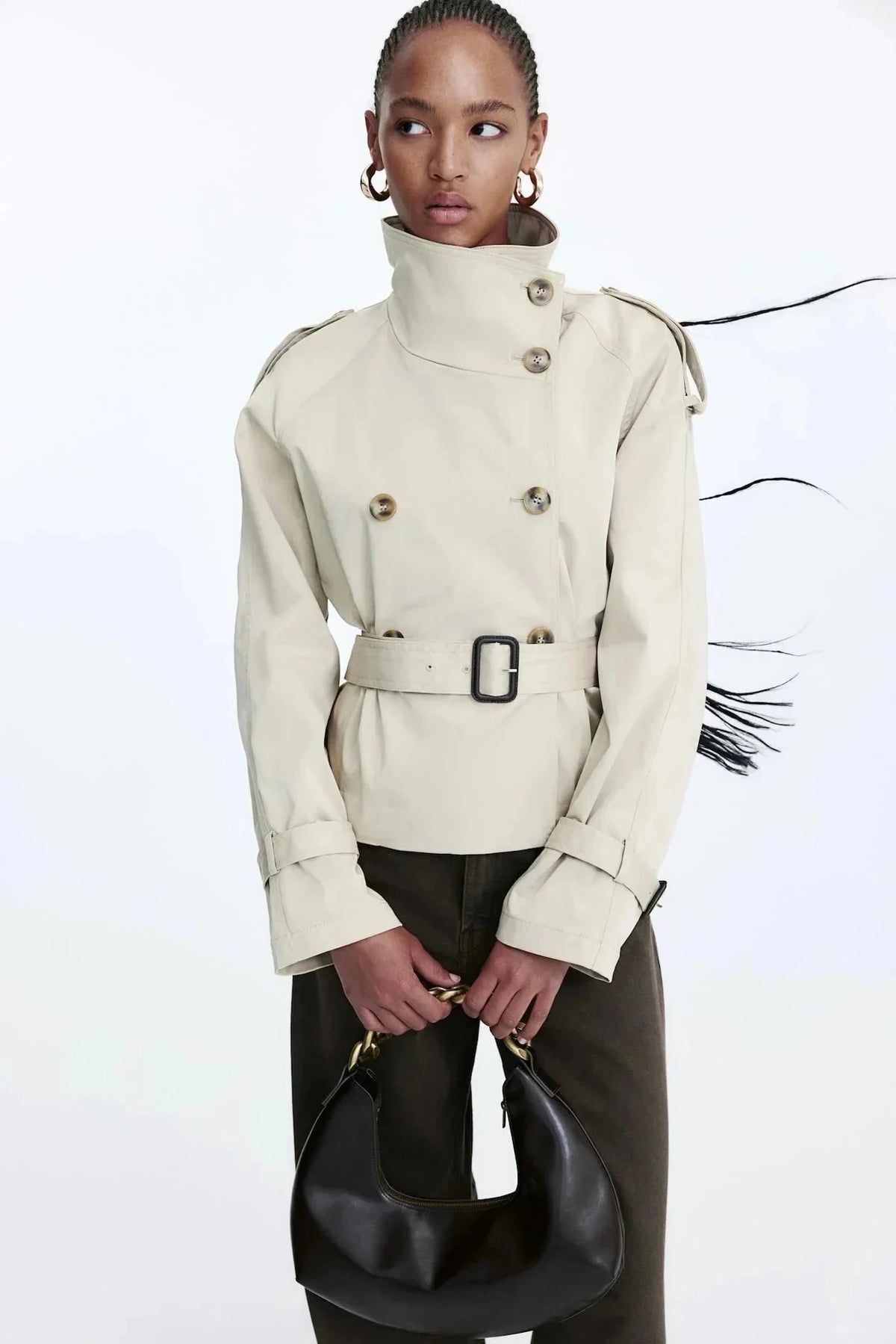 Trench-coat femme beige, col montant, ceinture nouée, en tissu léger et résistant aux intempéries.