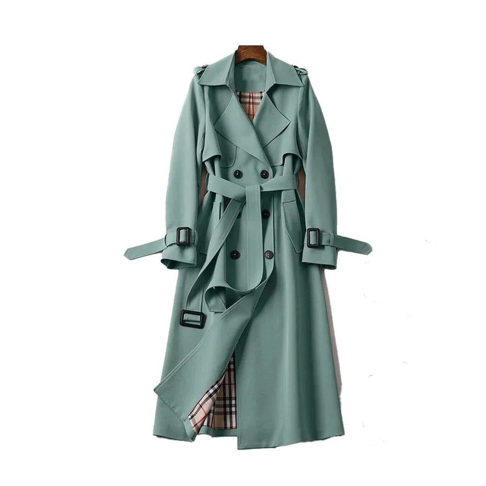 Trench-coat long beige femme, ceinturé, à revers, en tissu résistant avec une coupe élégante.