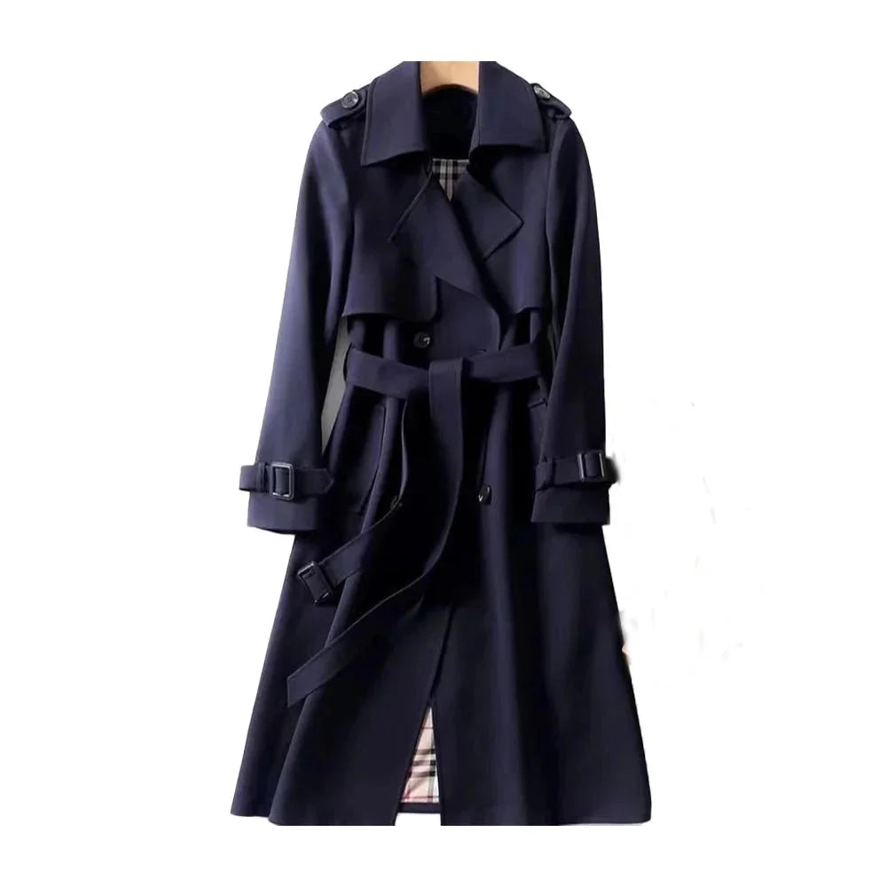 Trench-coat long beige pour femme, ceinturé, avec revers et en tissu léger et résistant aux intempéries.