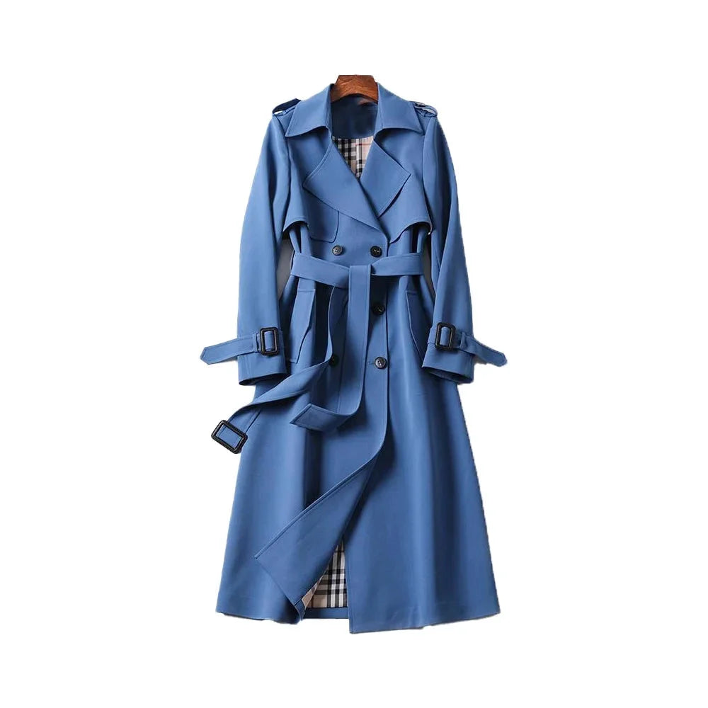 Trench-coat long beige femme, ceinturé, à revers, en mélange de coton léger, adapté pour les saisons intermédiaires.