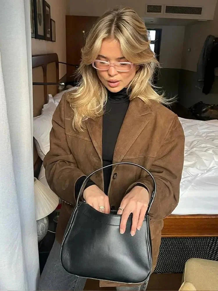 Manteau blazer oversize en daim marron pour femme, avec poches pratiques et coupe moderne.