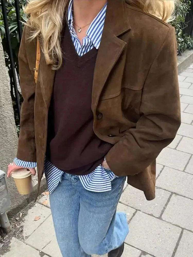 Manteau blazer oversize en daim marron pour femme, coupe longue avec poches pratiques.