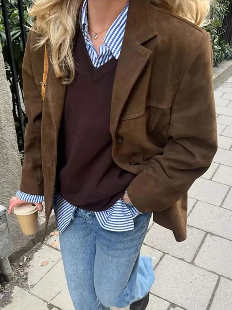 Manteau blazer oversize en daim marron pour femme, coupe longue avec poches pratiques.