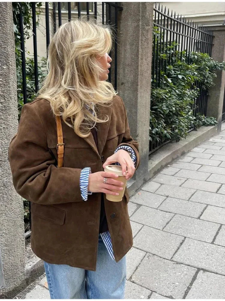 Manteau blazer oversize en daim marron pour femme, avec un design moderne et des poches pratiques.