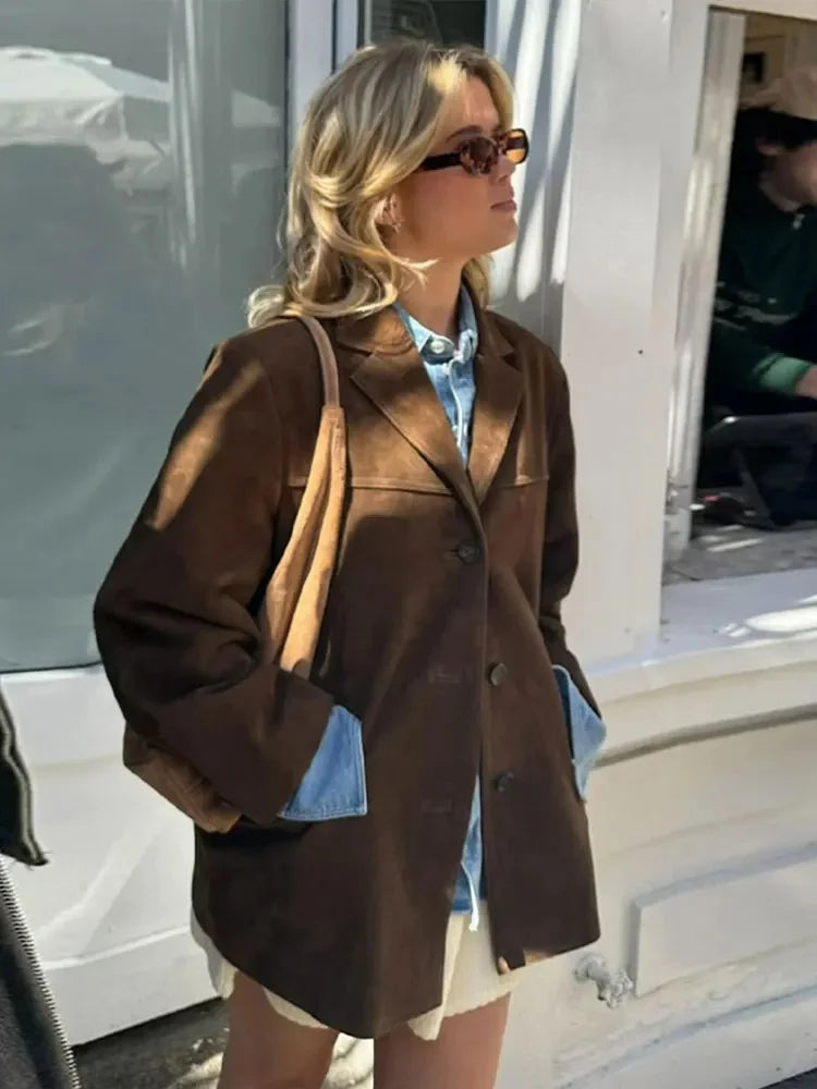 Manteau blazer oversize en daim marron pour femme, avec un design moderne et de grandes poches.