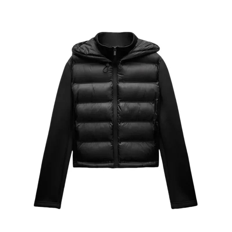 Veste femme noire légère avec capuche et fermeture éclair, adaptée pour diverses conditions météorologiques.
